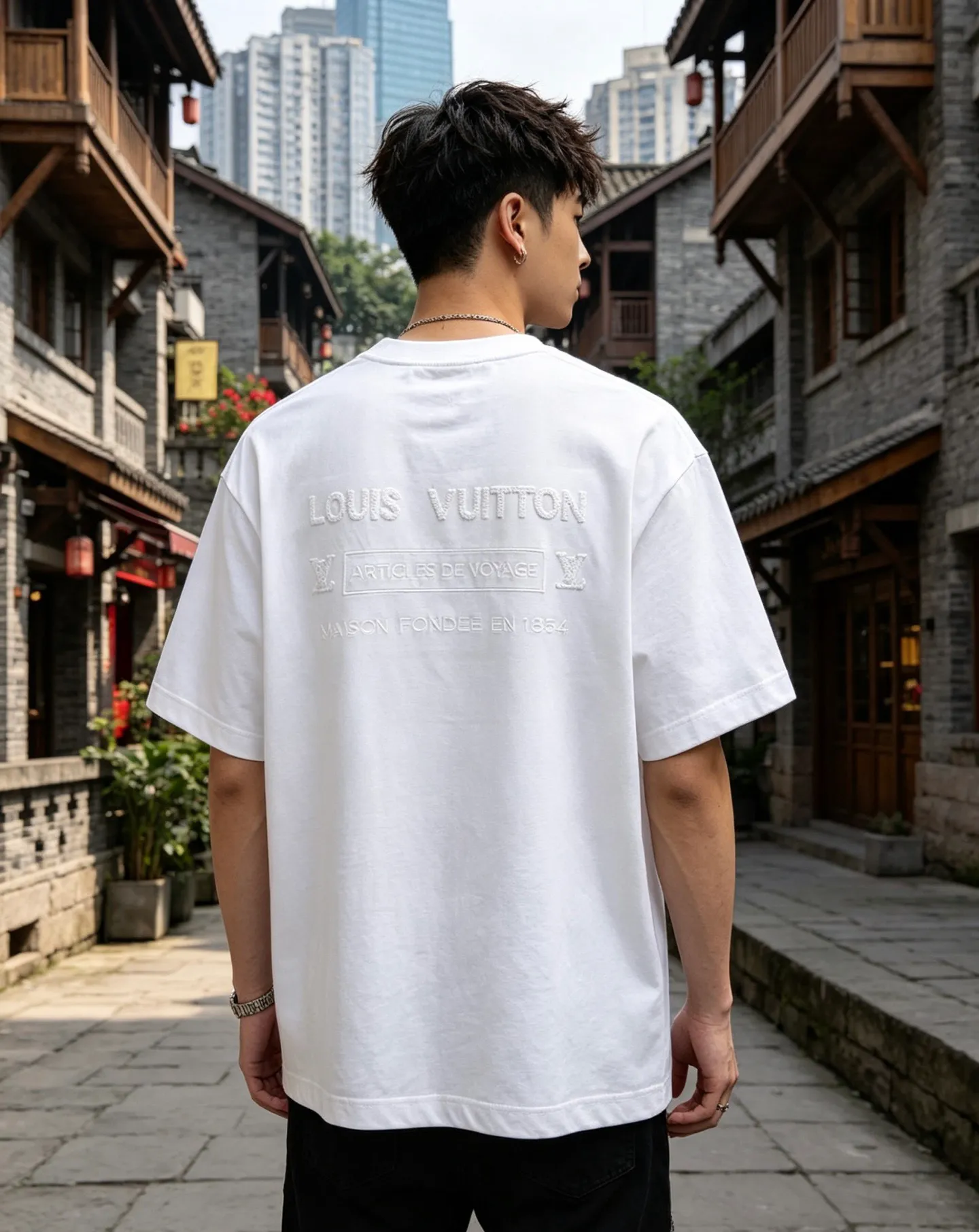Louis Vuitton/Louis Vuitton short sleeves with small logo on the chest and letter embroidery on the back